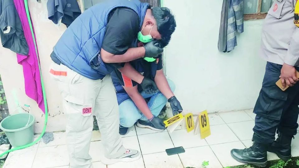 Olah TKP Temuan Mayat Kuli Bangunan di Banjarbaru